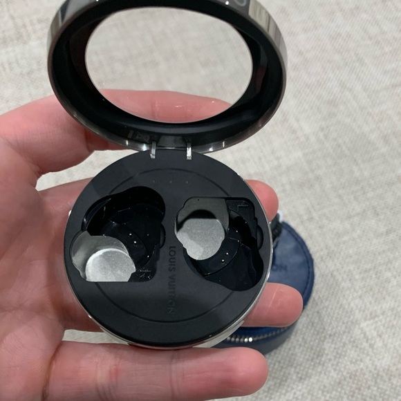 Louis Vuitton Horizon Ear Buds - Picture 2 of 11